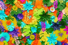 Fond tropical coloré de fleur de papier fleurs multicolores et feuilles faites de papier image stock Fond tropical coloré de fleur de papier fleurs multicolores et feuilles faites de papier image stock