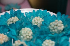 fondant adouci avec l'emballage bleu pour épouser la décoration de table photographie stock fondant adouci avec l'emballage bleu pour épouser la décoration de table photographie stock