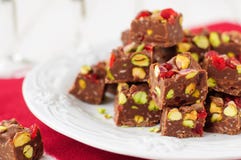 Fondente di cioccolato con le ciliege, i pistacchi e la noce di cocco Glace immagine stock libera da diritti Fondente di cioccolato con le ciliege, i pistacchi e la noce di cocco Glace immagine stock libera da diritti