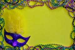 Fondo amarillo capítulo de Mardi Gras foto de archivo libre de regalías Fondo amarillo capítulo de Mardi Gras foto de archivo libre de regalías