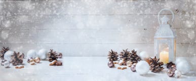 Fondo ancho con una linterna de la luz de la vela, chucherías de la Navidad, Imagen de archivo Fondo ancho con una linterna de la luz de la vela, chucherías de la Navidad, Imagen de archivo