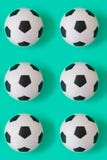 Fondo blanco y negro de muchos balones de fútbol Bolas del fútbol en un agua fotografía de archivo libre de regalías Fondo blanco y negro de muchos balones de fútbol Bolas del fútbol en un agua fotografía de archivo libre de regalías