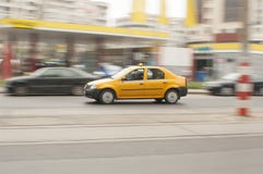 Fondo borroso taxi amarillo fotografía de archivo libre de regalías Fondo borroso taxi amarillo fotografía de archivo libre de regalías