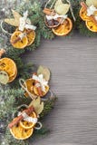 Fondo con la decorazione di natale fotografie stock libere da diritti Fondo con la decorazione di natale fotografie stock libere da diritti