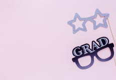Fondo creativo con i puntelli del photobooth per la graduazione: cappelli, diploma, vetri, labbra su fondo di carta rosa pastello immagine stock libera da diritti Fondo creativo con i puntelli del photobooth per la graduazione: cappelli, diploma, vetri, labbra su fondo di carta rosa pastello immagine stock libera da diritti