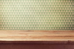 Fondo d'annata con la tavola di legno vuota sopra la carta da parati fotografia stock libera da diritti Fondo d'annata con la tavola di legno vuota sopra la carta da parati fotografia stock libera da diritti