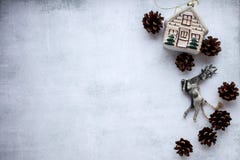 Fondo de la Feliz Navidad y del Año Nuevo con las decoraciones del Año Nuevo fondo gris claro con los juguetes y el pino del abet imágenes de archivo libres de regalías Fondo de la Feliz Navidad y del Año Nuevo con las decoraciones del Año Nuevo fondo gris claro con los juguetes y el pino del abet imágenes de archivo libres de regalías