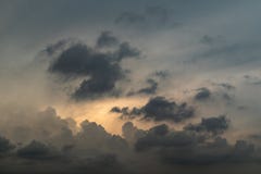 Fondo de la formación de la nube de la tarde del gris y del oro foto de archivo Fondo de la formación de la nube de la tarde del gris y del oro foto de archivo