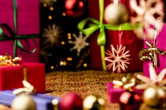 Fondo de la Navidad con las chucherías, los arcos y las cajas foto de archivo libre de regalías Fondo de la Navidad con las chucherías, los arcos y las cajas foto de archivo libre de regalías
