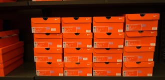 fondo-de-las-cajas-de-zapatos-apiladas-de-nike-93224826.jpg