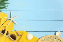 Fondo de las vacaciones de verano con la toalla amarilla, chancletas, gafas de sol y conchas marinas de la playa foto de archivo Fondo de las vacaciones de verano con la toalla amarilla, chancletas, gafas de sol y conchas marinas de la playa foto de archivo