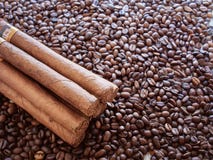 Fondo de los granos de café con los cigarros cubanos imagen de archivo libre de regalías Fondo de los granos de café con los cigarros cubanos imagen de archivo libre de regalías