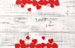Fondo de madera brillante del día de tarjetas del día de San Valentín de la textura de los corazones rojos fotografía de archivo libre de regalías Fondo de madera brillante del día de tarjetas del día de San Valentín de la textura de los corazones rojos fotografía de archivo libre de regalías