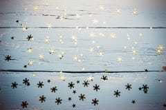 Fondo de madera con los copos de nieve y las estrellas Foto de archivo