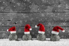 Fondo de madera festivo gris de la Navidad con cuatro sombreros de santa encendido fotografía de archivo libre de regalías Fondo de madera festivo gris de la Navidad con cuatro sombreros de santa encendido fotografía de archivo libre de regalías