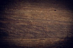 Fondo de madera oscuro, superficie áspera del grano del tablero de madera imágenes de archivo libres de regalías Fondo de madera oscuro, superficie áspera del grano del tablero de madera imágenes de archivo libres de regalías