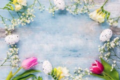 Fondo de Pascua Un marco de las flores de la primavera y de los huevos de Pascua Copie el espacio imagen de archivo Fondo de Pascua Un marco de las flores de la primavera y de los huevos de Pascua Copie el espacio imagen de archivo