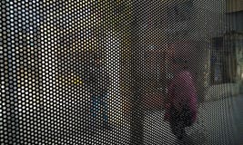 Fondo de pequeños círculos negros en escena urbana de la calle Foto de archivo Fondo de pequeños círculos negros en escena urbana de la calle Foto de archivo