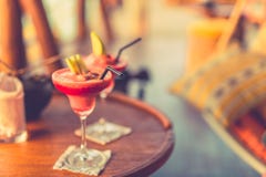 Fondo dei cocktail per il concetto del partito di estate o la progettazione di rilassamento della barra del cocktail immagine stock Fondo dei cocktail per il concetto del partito di estate o la progettazione di rilassamento della barra del cocktail immagine stock