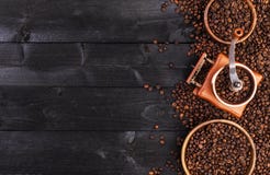 Fondo del caffè, vista superiore con lo spazio della copia Caffè macinato, mulino, ciotola di chicchi di caffè arrostiti su fondo fotografia stock Fondo del caffè, vista superiore con lo spazio della copia Caffè macinato, mulino, ciotola di chicchi di caffè arrostiti su fondo fotografia stock