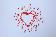Fondo del día de San Valentín con los corazones rojos y blancos, visión superior foto de archivo libre de regalías Fondo del día de San Valentín con los corazones rojos y blancos, visión superior foto de archivo libre de regalías