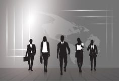 Fondo del mapa del mundo del extracto del bosquejo del hombre y de la mujer de negocios del grupo de los empresarios de la siluet stock de ilustración Fondo del mapa del mundo del extracto del bosquejo del hombre y de la mujer de negocios del grupo de los empresarios de la siluet stock de ilustración
