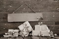 Fondo del negocio de la Navidad con los presentes para un vale o un GIF imagen de archivo libre de regalías Fondo del negocio de la Navidad con los presentes para un vale o un GIF imagen de archivo libre de regalías