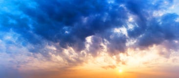 Fondo del panorama de la salida del sol en el cielo crepuscular y nubes coloridas en la mañana Foto de archivo libre de regalías Fondo del panorama de la salida del sol en el cielo crepuscular y nubes coloridas en la mañana Foto de archivo libre de regalías