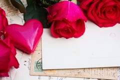 Fondo del vintage con los corazones y las rosas imagen de archivo Fondo del vintage con los corazones y las rosas imagen de archivo