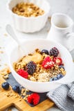 Fondo dell'alimento di prima colazione Granola con le canapa, la polvere di maca, il burro di arachidi e le bacche sulla tavola b fotografia stock libera da diritti Fondo dell'alimento di prima colazione Granola con le canapa, la polvere di maca, il burro di arachidi e le bacche sulla tavola b fotografia stock libera da diritti