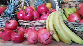 Fondo di autunno del gruppo di frutti del canestro dell'ananas della banana del melograno Fotografie Stock Libere da Diritti Fondo di autunno del gruppo di frutti del canestro dell'ananas della banana del melograno Fotografie Stock Libere da Diritti