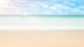 Fondo di estate, natura della spiaggia dorata tropicale con i raggi della luce del sole Spiaggia di sabbia dorata, acqua di mare fotografia stock Fondo di estate, natura della spiaggia dorata tropicale con i raggi della luce del sole Spiaggia di sabbia dorata, acqua di mare fotografia stock