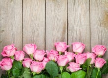 Fondo di giorno di biglietti di S. Valentino con le rose rosa sopra la tavola di legno Fondo di giorno di biglietti di S. Valentino con le rose rosa sopra la tavola di legno