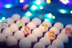 Fondo di Pasqua con effetto delle uova di Pasqua e del bokeh Vista superiore con lo spazio della copia fotografia stock Fondo di Pasqua con effetto delle uova di Pasqua e del bokeh Vista superiore con lo spazio della copia fotografia stock