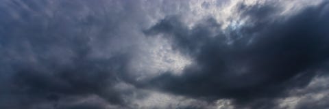 Fondo dram?tico del cielo Nubes de tormenta en el cielo oscuro Paisaje nublado melancólico Usted puede utilizar una imagen panorá foto de archivo Fondo dram?tico del cielo Nubes de tormenta en el cielo oscuro Paisaje nublado melancólico Usted puede utilizar una imagen panorá foto de archivo