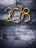 Fondo estacional de la Feliz Año Nuevo 2018 con el pino verde de madera real fotografía de archivo Fondo estacional de la Feliz Año Nuevo 2018 con el pino verde de madera real fotografía de archivo