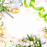 Fondo feliz festivo de Pascua con los huevos, las flores, el caramelo y las cintas adornados en colores en colores pastel en blan imagen de archivo libre de regalías Fondo feliz festivo de Pascua con los huevos, las flores, el caramelo y las cintas adornados en colores en colores pastel en blan imagen de archivo libre de regalías