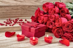 Fondo festivo al día de tarjeta del día de San Valentín Un ramo de rosas rojas, de una caja de regalo y de una vela en forma de c fotografía de archivo libre de regalías Fondo festivo al día de tarjeta del día de San Valentín Un ramo de rosas rojas, de una caja de regalo y de una vela en forma de c fotografía de archivo libre de regalías