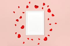 Fondo festivo per il San Valentino con la struttura bianca in bianco della foto sul rosa con i cuori rossi fotografie stock Fondo festivo per il San Valentino con la struttura bianca in bianco della foto sul rosa con i cuori rossi fotografie stock
