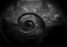 Fondo grigio nero con la spirale torta fotografia stock libera da diritti Fondo grigio nero con la spirale torta fotografia stock libera da diritti