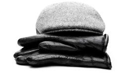 Fondo gris del blanco de los guantes de cuero del negro del casquillo del tweed Fotografía de archivo libre de regalías Fondo gris del blanco de los guantes de cuero del negro del casquillo del tweed Fotografía de archivo libre de regalías