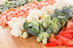 Fondo misto delle verdure sul tagliere Fotografia Stock Libera da Diritti Fondo misto delle verdure sul tagliere Fotografia Stock Libera da Diritti