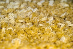 Fondo - pastas secas amarillas claras por peso foto de archivo Fondo - pastas secas amarillas claras por peso foto de archivo