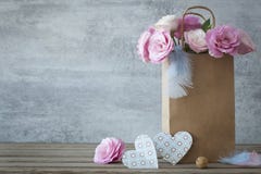 Fondo romántico con las rosas y los corazones hechos a mano imagen de archivo Fondo romántico con las rosas y los corazones hechos a mano imagen de archivo