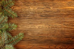 Fondo scuro di legno per i vostri titoli di Natale Filiali dell'abete rosso blu fotografie stock libere da diritti Fondo scuro di legno per i vostri titoli di Natale Filiali dell'abete rosso blu fotografie stock libere da diritti