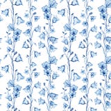 Fondo senza cuciture floreale disegnato a mano del modello con i fiori grafici verticali di cristallo blu di campanula su fondo b illustrazione vettoriale Fondo senza cuciture floreale disegnato a mano del modello con i fiori grafici verticali di cristallo blu di campanula su fondo b illustrazione vettoriale