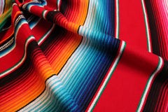 Fondo tradizionale messicano di festa del poncio della coperta del de Mayo di cinco del Messico con le bande fotografia stock libera da diritti Fondo tradizionale messicano di festa del poncio della coperta del de Mayo di cinco del Messico con le bande fotografia stock libera da diritti