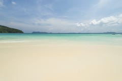 Fondo tropicale della spiaggia di vista del mare bello con l'orizzonte s blu fotografia stock libera da diritti Fondo tropicale della spiaggia di vista del mare bello con l'orizzonte s blu fotografia stock libera da diritti