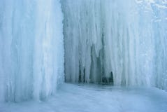 Fondo - una sección del glaciar con los carámbanos imágenes de archivo libres de regalías Fondo - una sección del glaciar con los carámbanos imágenes de archivo libres de regalías