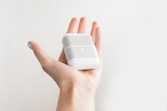 Fones de ouvido sem fio brancos com a caixa de carregamento isolada no fundo branco Nova tecnologia para os corredores: fones de Imagens de Stock Royalty Free Fones de ouvido sem fio brancos com a caixa de carregamento isolada no fundo branco Nova tecnologia para os corredores: fones de Imagens de Stock Royalty Free